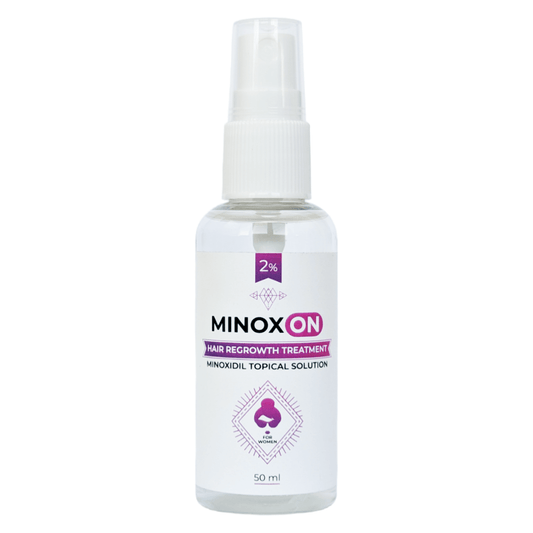 Entdecken Sie den Haarausfall-Schutz für Frauen mit Minoxidil 2 %. Mit nur einem Spray von 2 % Minoxidil können Sie das Wachstum Ihrer Haare fördern und das Ausdünnen stoppen. Klinische Studien zeigen, dass es das Haarwachstum bei 8 von 10 Frauen verbessert. Ein effektives Mittel gegen Haarausfall!